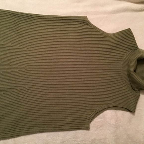 Rena Rowan %100 Merino Wool sleeveless sweater - Picture 3 of 12